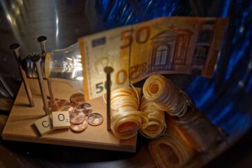 First Brands Bankruptcy Triggers $1.5 Billion Outflow from U.S. Loan Funds, Raising Concerns Over Private Credit Market Stability